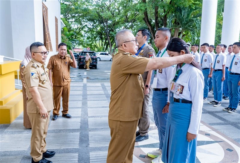 Pengalungan Tanda Peserta pada Pusdiklat Paskibraka Kabupaten Banggai Tahun 2025 oleh Bupati Banggai