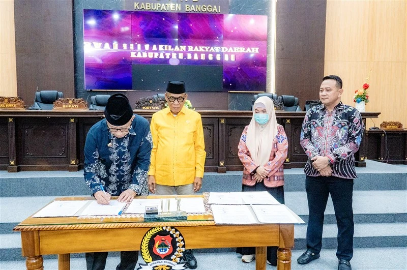 Saat Wakil Bupati Banggai H. Furqanuddin Masulili menandatangani dokumen.