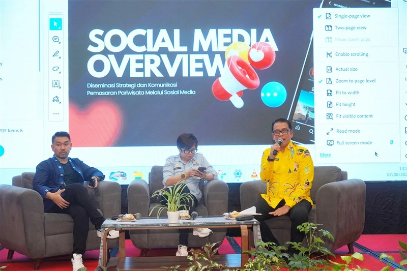 Vian Ahmad sebagai Moderator