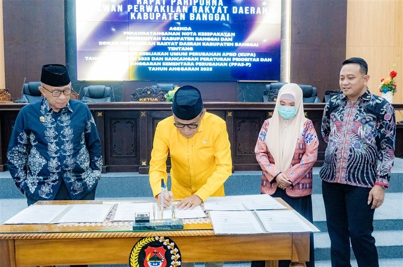 Saat Ketua DPRD Kabupaten Banggai menandatangani dokumen.