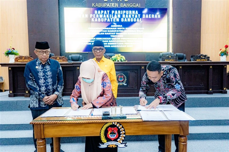 Para Wakil Ketua DPRD Kabupaten Banggai turut menandatangani dokumen.