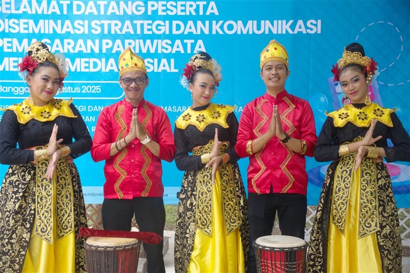 Mereka yang membawakan tarian.