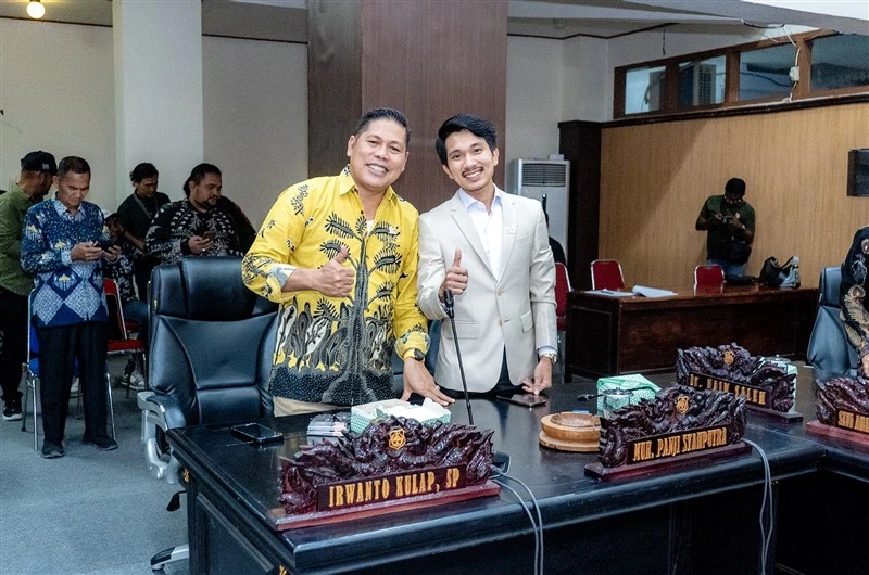 Senyum Ketua Komisi 2 DPRD Kabupaten Banggai Irwanto Kulab bersama anggota DPRD lainnya dari Fraksi Golkar, Muh. Panji Syahputra.
