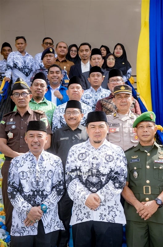Upacara peringatan HUT ke-80 Persatuan Guru Republik Indonesia (PGRI) dan Hari Guru Nasional (HGN) Tingkat Kabupaten Banggai Tahun 2025