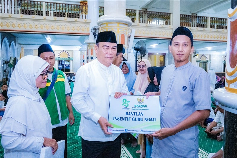 Baznas Kabupaten Banggai menyalurkan bantuan kepada sejumlah penerima