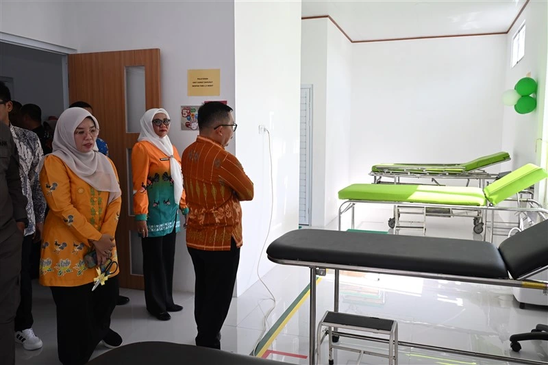 Bupati AMirudin melakukan peninjauan ruangan
